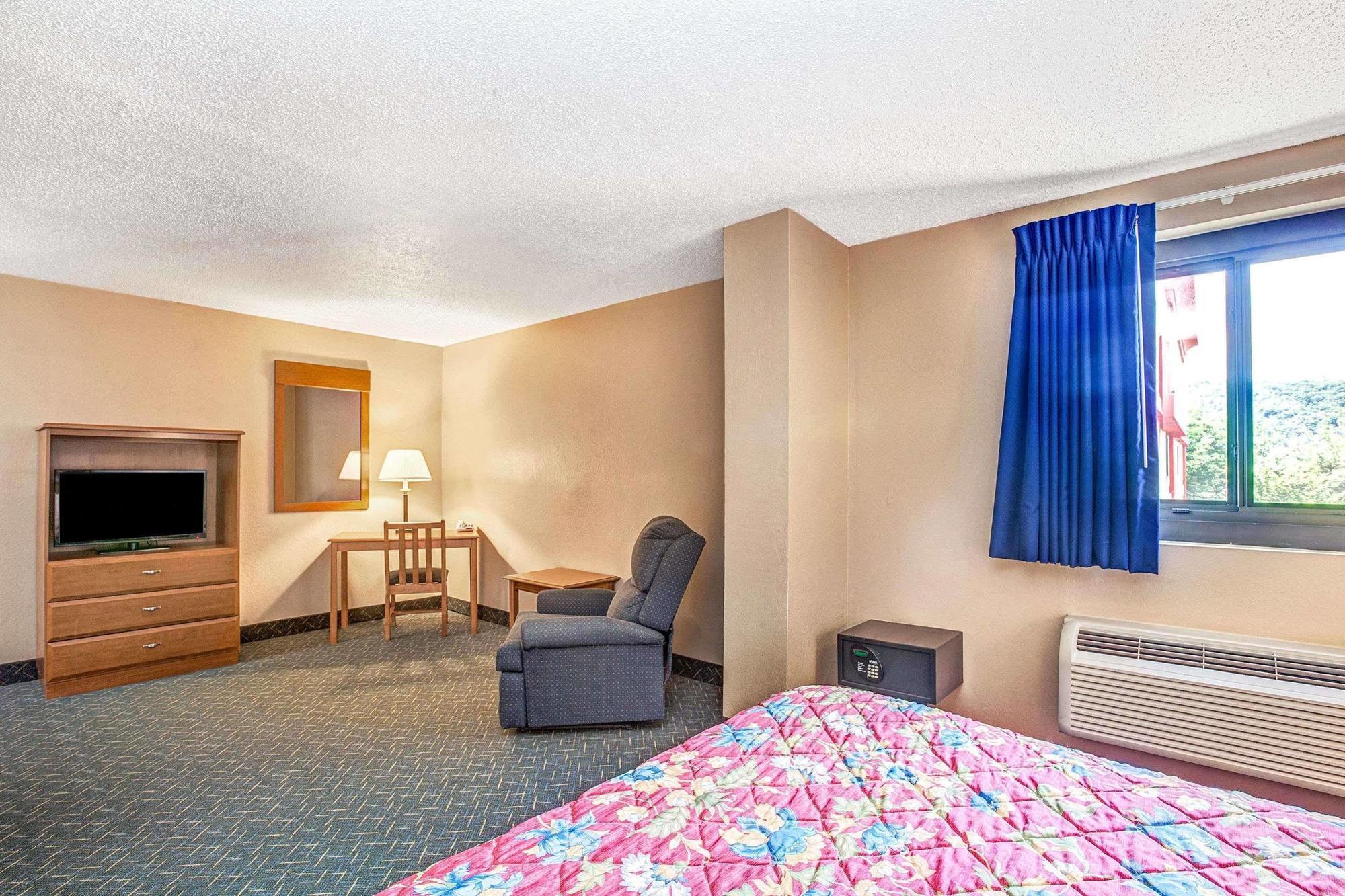 Super 8 By Wyndham Mahwah Hotell Exteriör bild